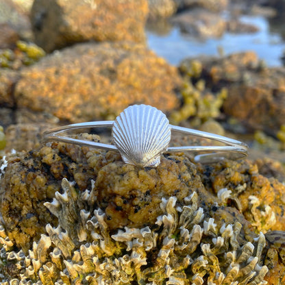  Sterling silver split centre cuff featuring a cast silver scallop shell. 60cm diameter with a 3cm opening. By Mornington Sea Glass.